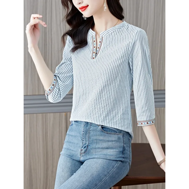 

Женская льняная блузка в полоску - повседневный топ с V-образным вырезом, вышивкой и рукавом три четверти