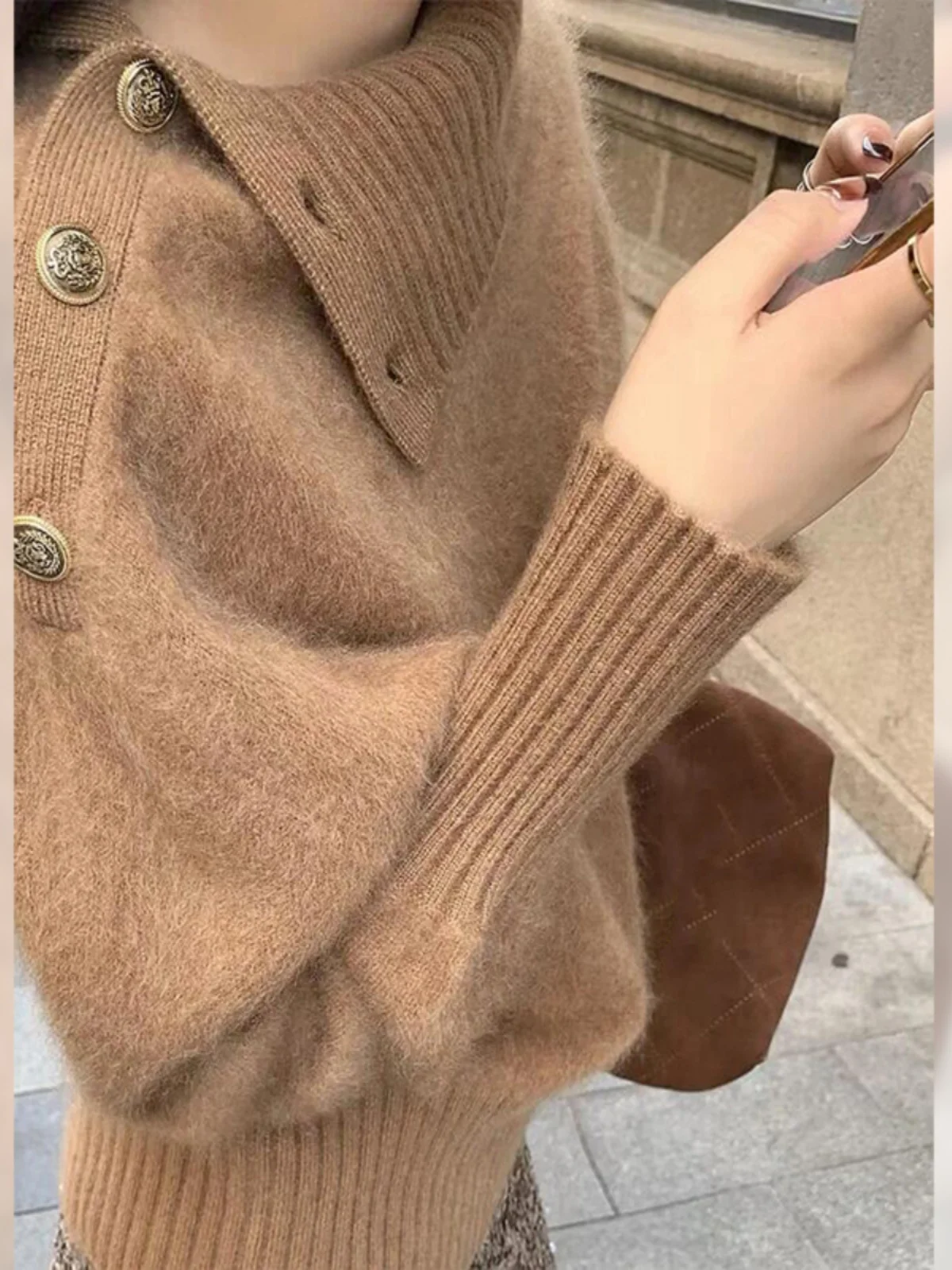 Modny, miękki sweter w kolorze kawy, idealny na co dzień, nowość na zimę 2025, uniwersalny, wygodny i przytulny sweter z dzianiny.