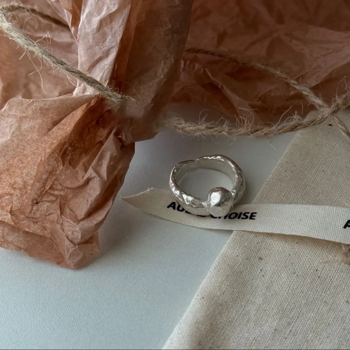 Geometrischer Schwebebalken- und Top-Kugelring im koreanischen und japanischen Stil für Frauen, vielseitiges Nischendesign, gleicher Stil wie auf Xiaohongshu, verstellbarer offener Ring