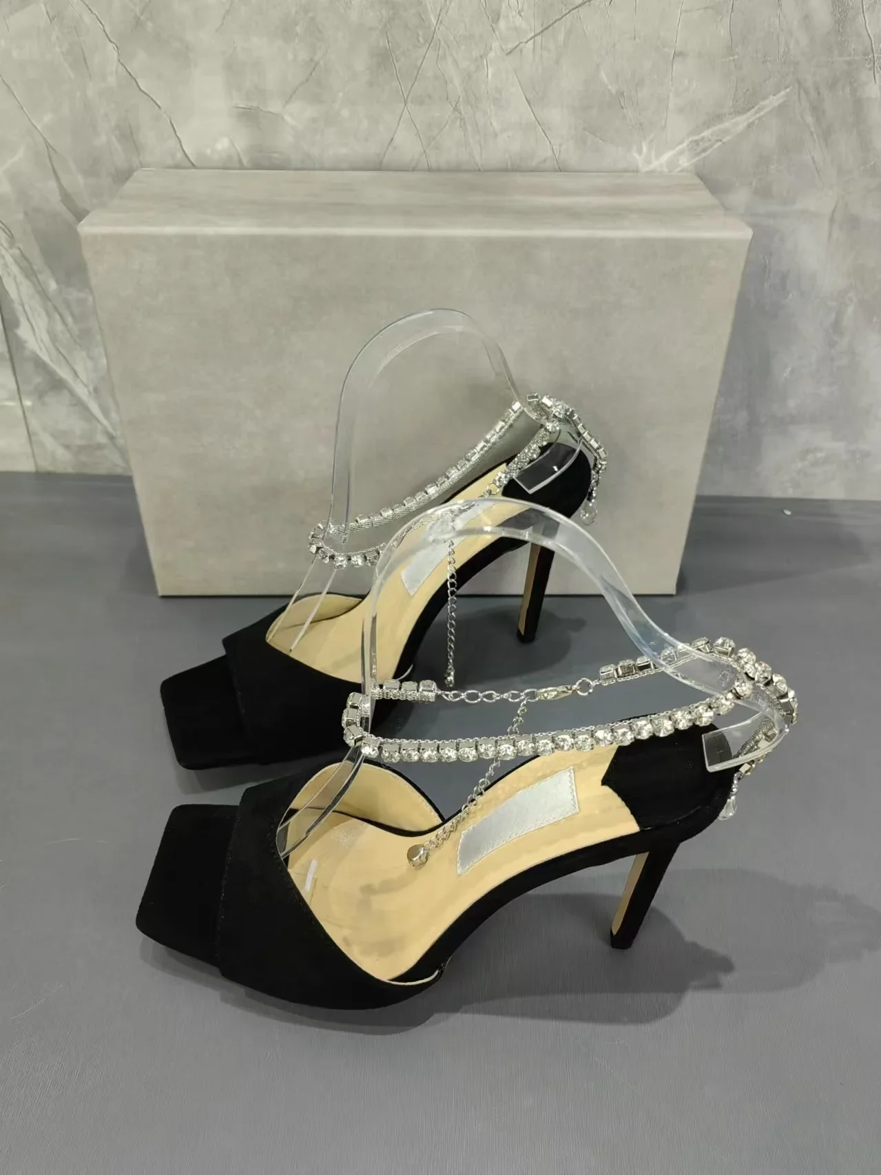 

Новинка 2023 года, черные замшевые женские сандалии с украшением в виде бриллиантовой цепочки, элегантная женская обувь на шпильке с квадратным носком, большие размеры