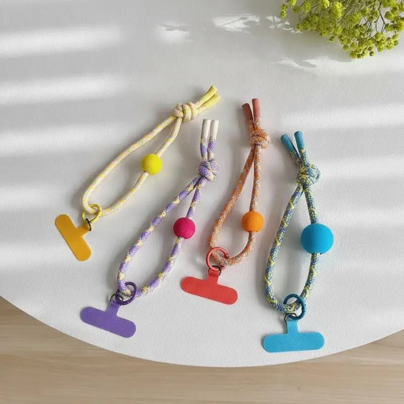 Buntes, geflochtenes Handy-Handgelenksband mit weichem Pompon für den täglichen Gebrauch, Reisen und Outdoor-Aktivitäten. – Detail 13