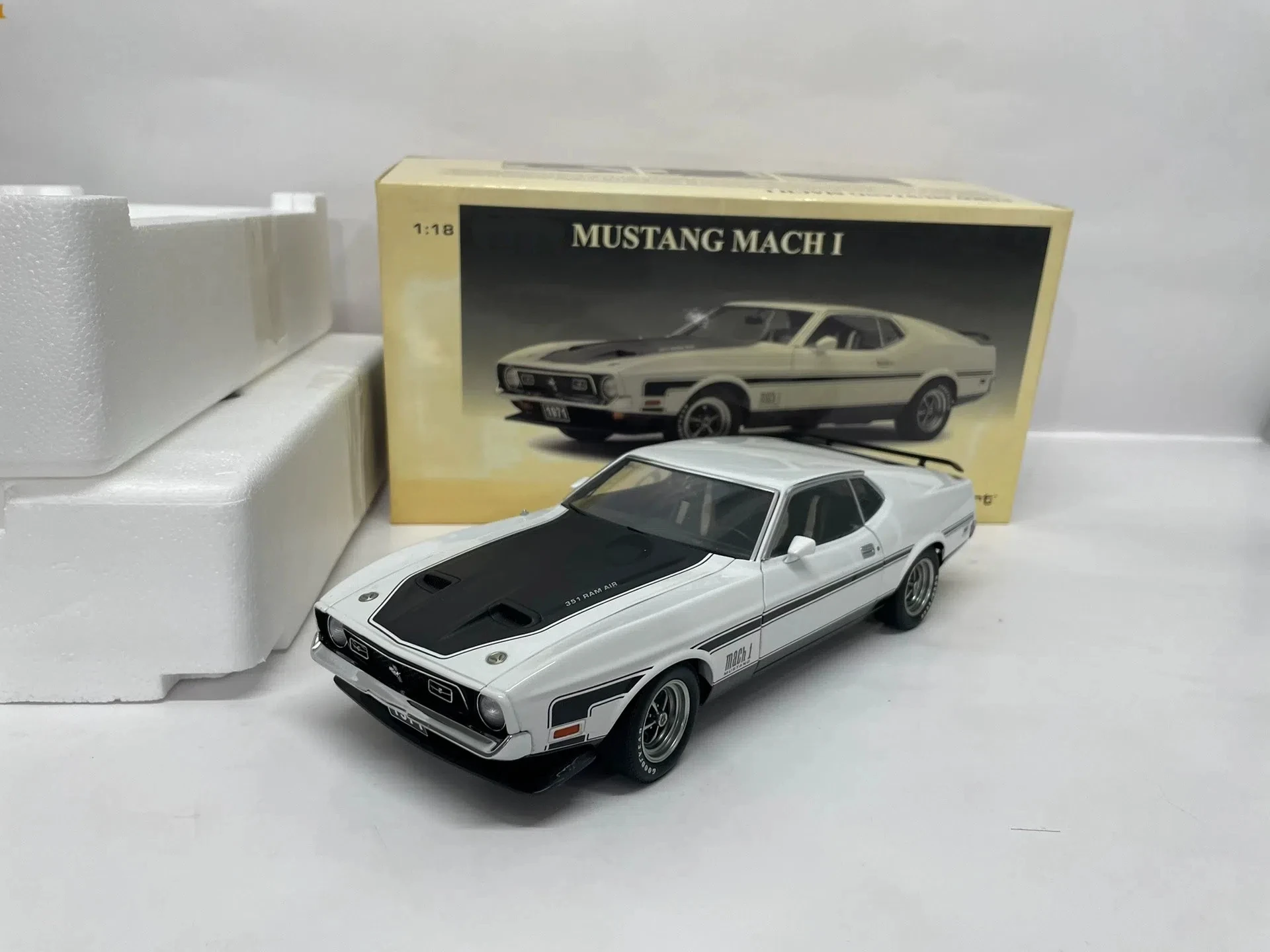 

Autoart 1:18 Mustang Mach I 1971 White Black Simulation Limited Edition All Open Alloy Metal Static Car Model Toy Gift