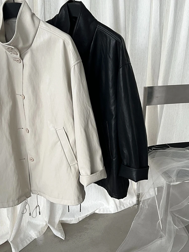 [EAM] Beige Drawstring Big Size PU Leather Jacket New Stand Collar Long Sleeve Women Coat Fashion Tide Spring Autumn 2026 1DJ949