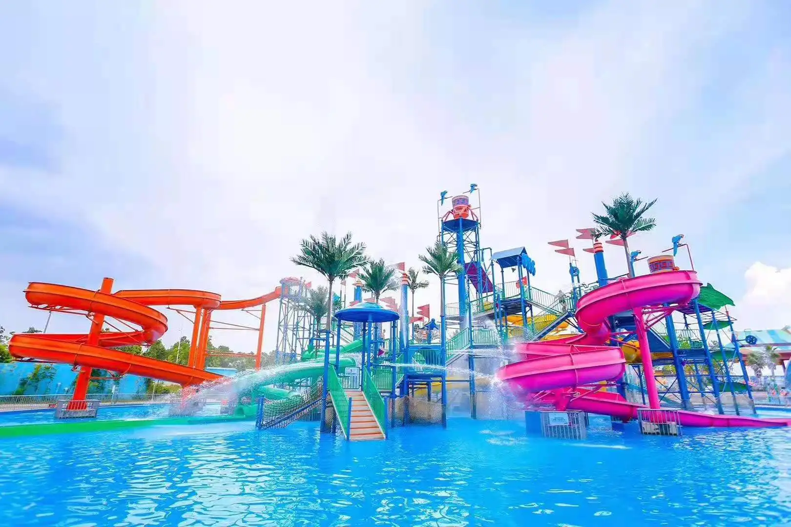 Profesjonalne, duże, zewnętrzne, dziecięce urządzenia do parków wodnych, z włókna szklanego, zjeżdżalnie Tongxin TX05233, zaprojektowane do zabawy dzieci.