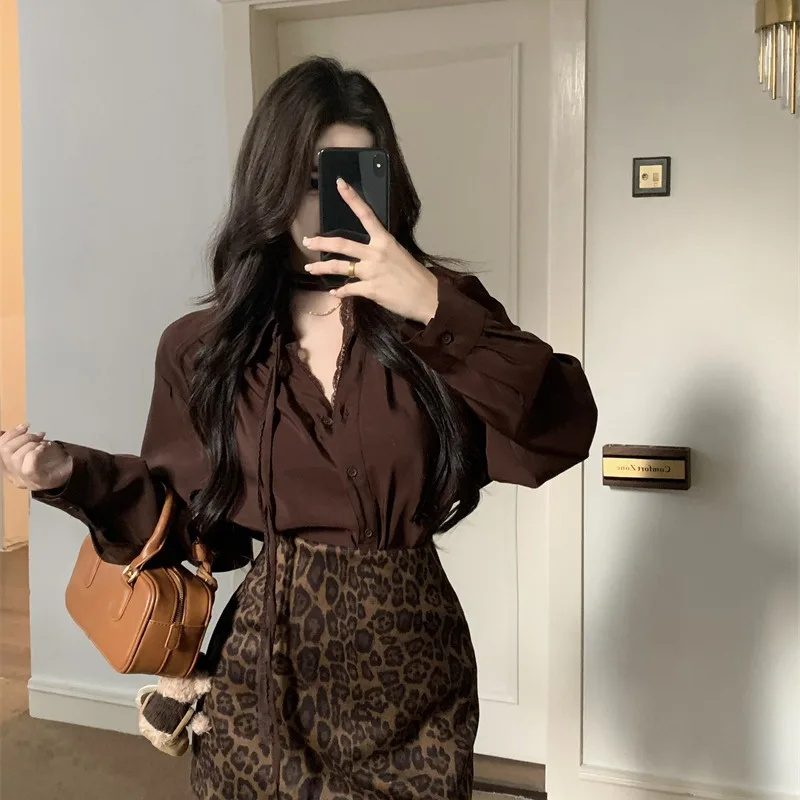 Conjunto de Dos Piezas para Mujer, Primaveral, Chic, con Top Asimétrico con Pliegues y Pantalones Anchos, Diseño Único y Moderno