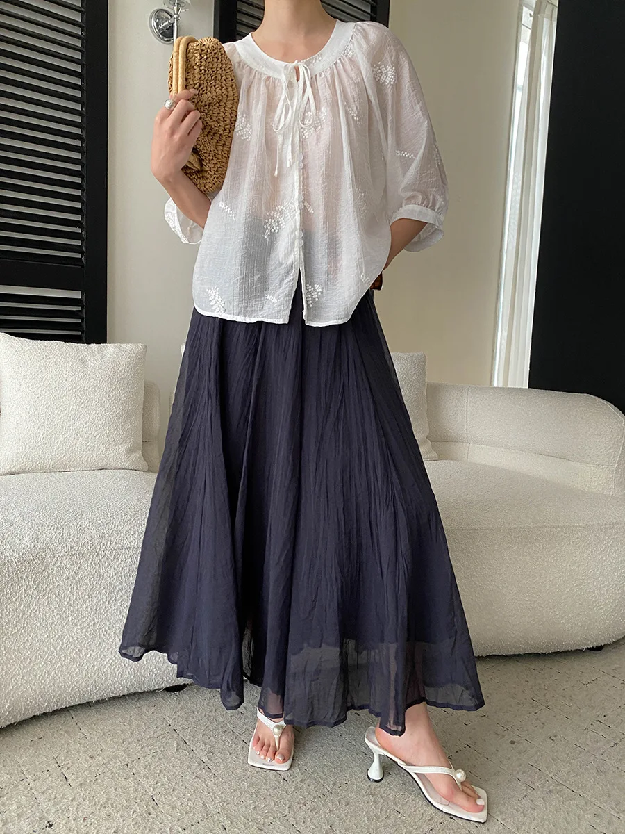 Sommerliches Damen-Shirt in unifarbenem Design mit aufwendiger Stickerei, Rundhalsausschnitt, Schnürung, lockerer Passform und leicht transparentem Stoff. – Detail 19