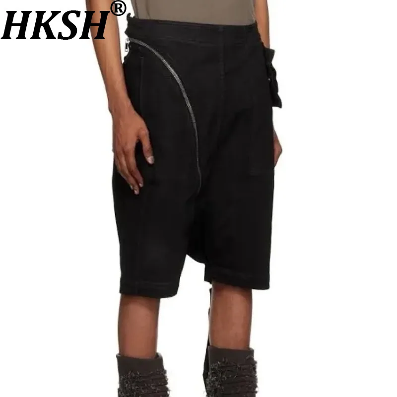 

HKSH Spring Summer New Men Tide Dark Punk RO Style Asymmetric Design Low-Crotch Mid-Length Shorts Diagonal Zipper Capris HK19002