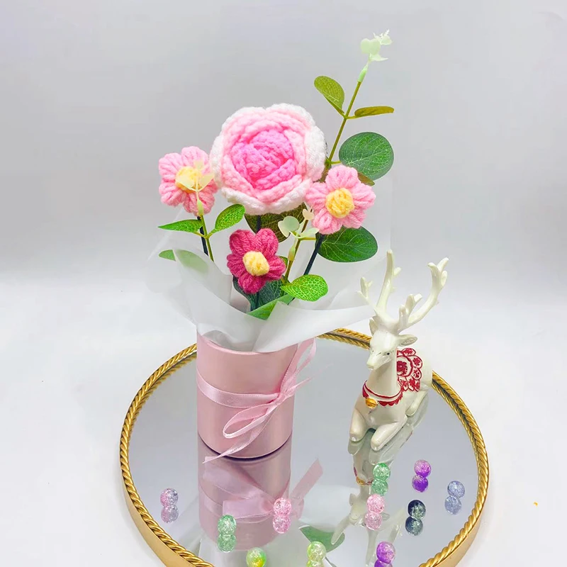 Gestrickter Blumenstrauß Gehäkelte Rosenblumen in einem Eimer Weihnachts- und Lehrertagsgeschenk Künstliche Blumen Gehäkelter Strauß – Detail 4
