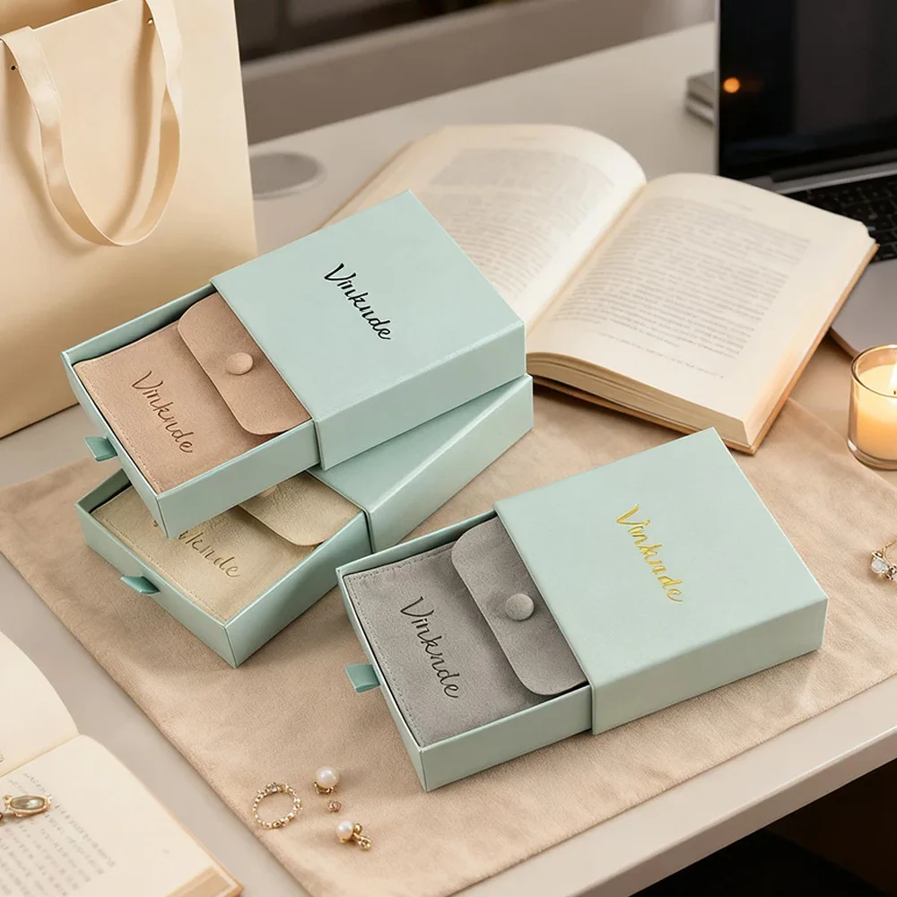 

Custom Logo 7x7x2.5cm Sliding Drawer Cardboard Paper Boxes Earring Ring Necklace Jewelry Box Packaging Microfiber Gift Snap Bag