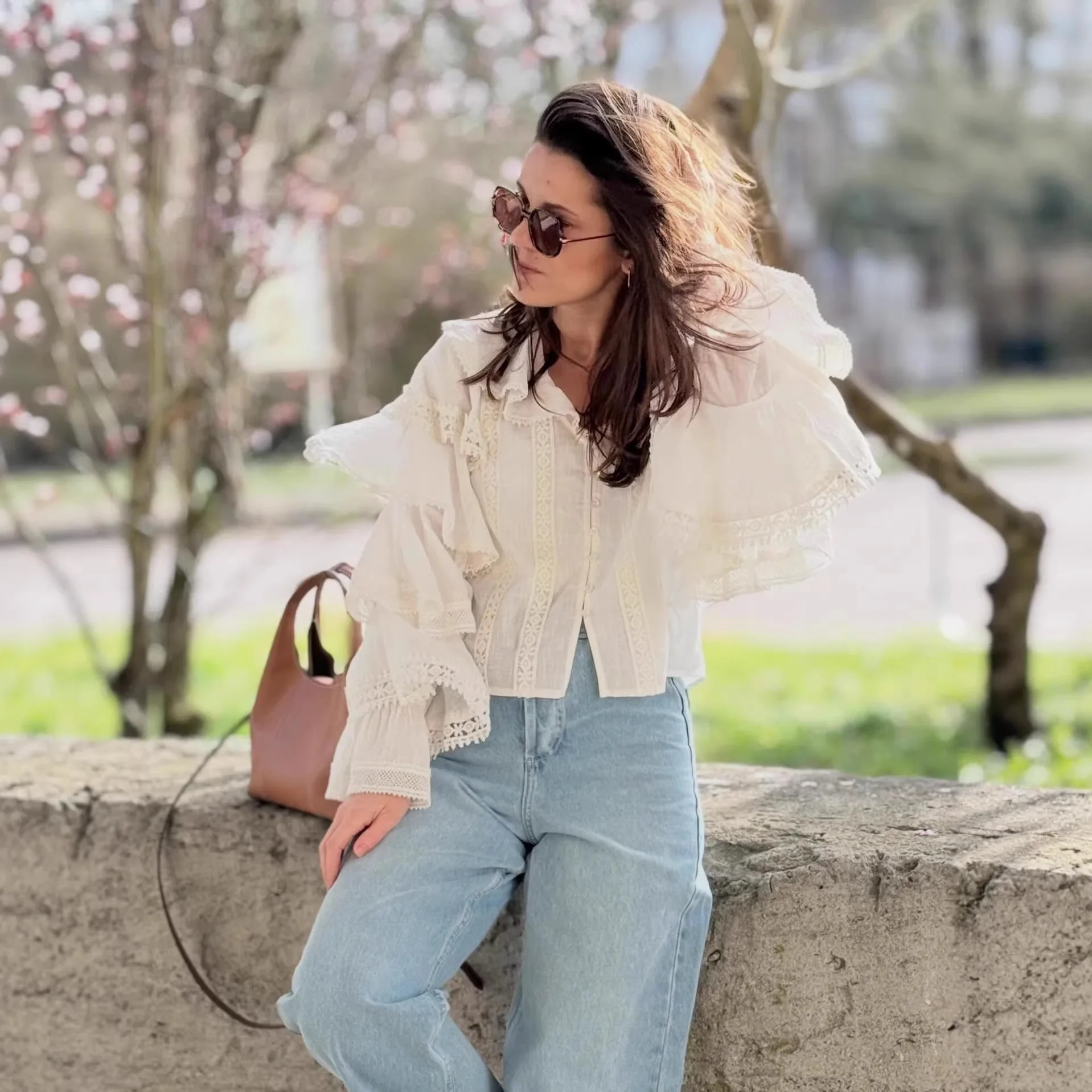 

Женская блузка в богемном стиле с расклешенными рукавами и многослойным кружевом