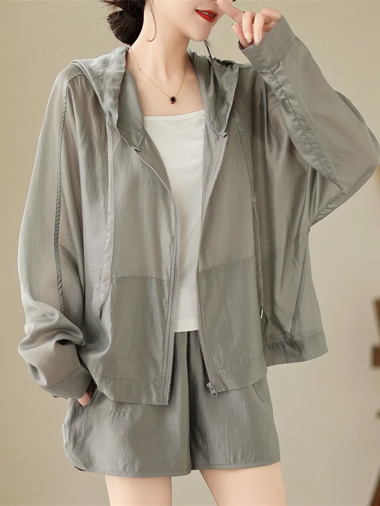 

Корейский стиль: Легкий дышащий солнцезащитный комплект из двух предметов для женщин — короткая куртка с капюшоном и широкие шорты для весны и лета