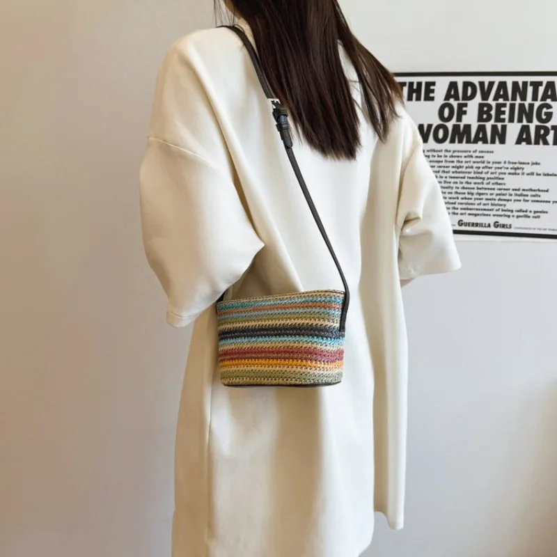 

Trendy Ladies Tote Bag Minimalist Design with Logo-Free Look Suitable for Any Style Preference