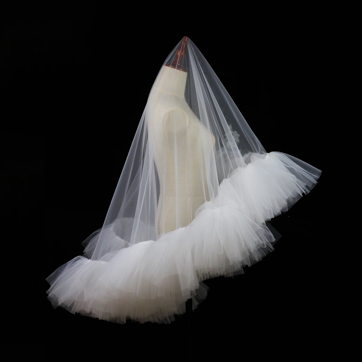 

LA017 Elegant Bridal Veil Soft Tulle Ruffled Edge Covering Face White Brides Handmade Headdress Veil for Wedding Dress