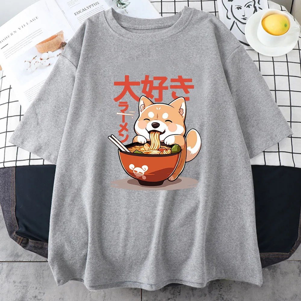 Shiba Inu Enjoying Ramen T-shirt 100% cotone T-shirt estiva di alta qualità Casual Donna/Uomo Kawaii Tshirt Camicie per ragazze carine