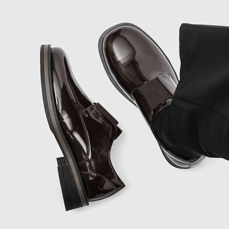 

Мужские кожаные туфли на толстой подошве в стиле ретро. Модный дизайнерский стиль. Деловая и офисная модная вечеринка. НАРУЖНЫЙ. Черный, коричневый. Молодежный стиль.