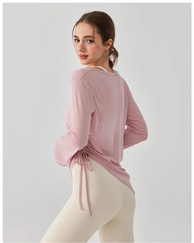 Sporttop mit Kordelzug und Falten für Damen, locker geschnitten, langärmelig, hüftbedeckend, unregelmäßiger Schnitt, geeignet für Pilates, Fitness und Yoga. – Detail 9