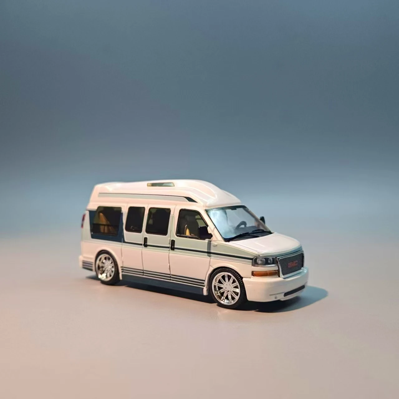 GOC 1:64 GMC SAVANA ريترو عصري مطلي RV محدود 399 نموذج سيارة دييكاست