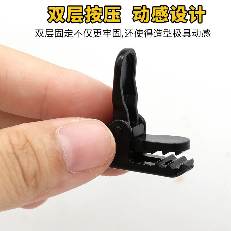 The tent is equipped with a pull-point crocodile clip, a windproof fixed crocodile clip, and a fixed pull-point clip buckle for