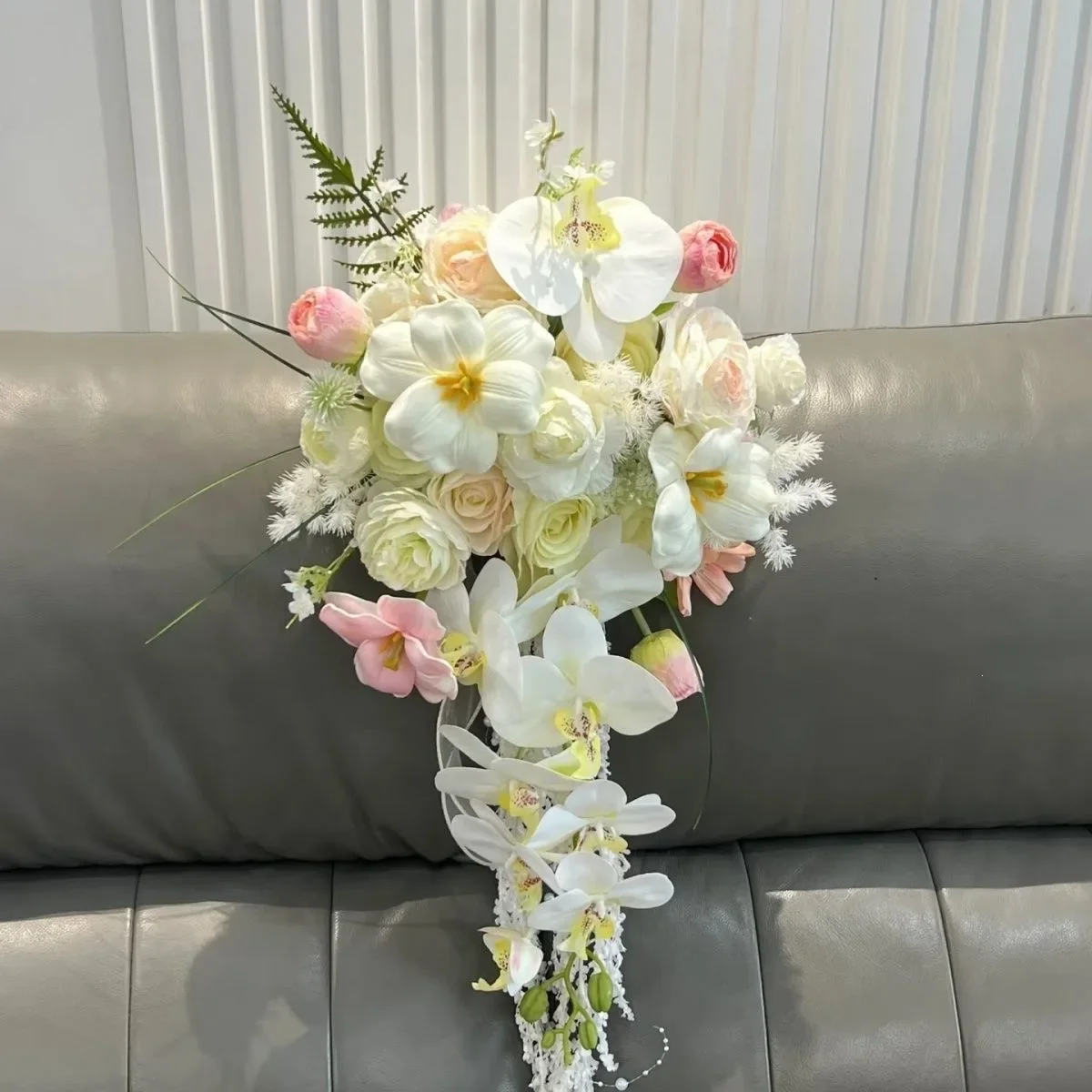 Travel photography garden wind French props wedding waterfall water drop bridal bouquet