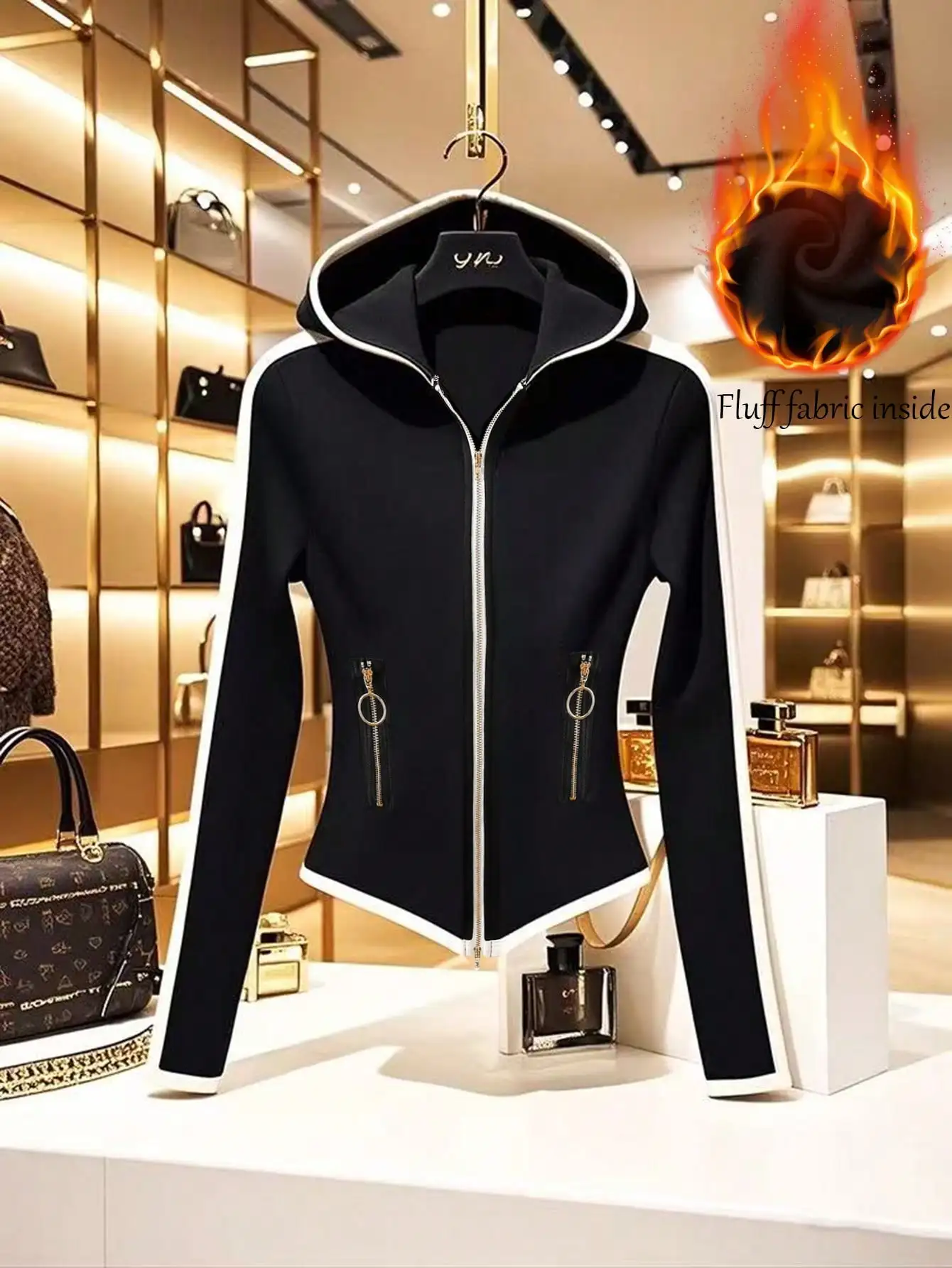 

Женская черно-белая толстовка на молнии с контрастными вставками и пушистой подкладкой