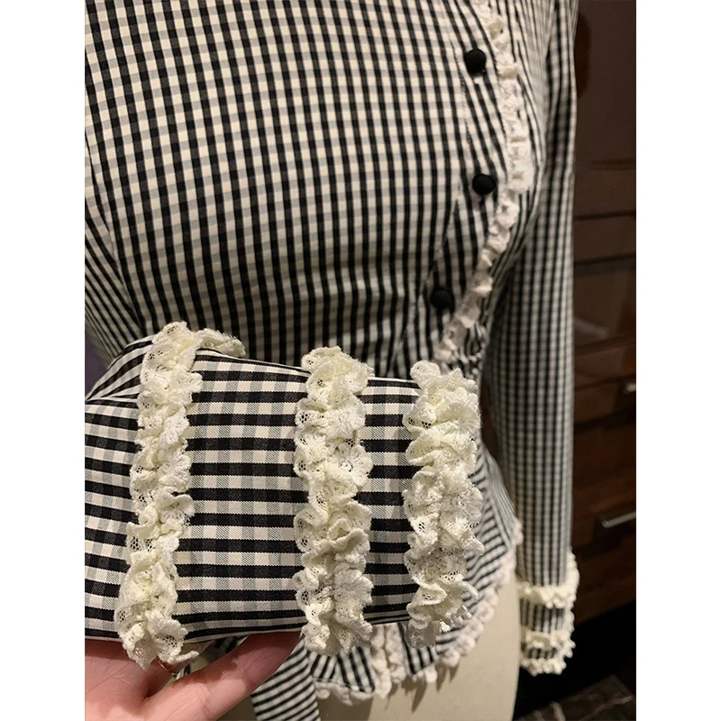 เสื้อเชิ้ตสไตล์เรโทรหวานละมุนสำหรับผู้หญิง ฤดูใบไม้ผลิ รุ่นใหม่ สไตล์ฝรั่งเศส ลายสก็อตแบบไม่สมมาตร คอปีเตอร์แพน แต่งลูกไม้ ทรงเข้ารูป เสื้อผ้าผู้หญิง