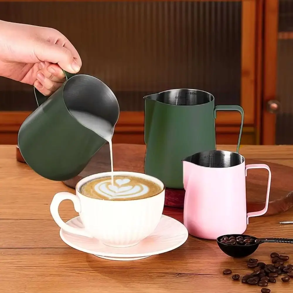 600 ml Edelstahl-Kaffee-Milchaufschäumkrug mit Skala, V-förmiger Auslauf, Latte Art Cup, rostfreier Milchaufschäumer, Krug mit Löffel