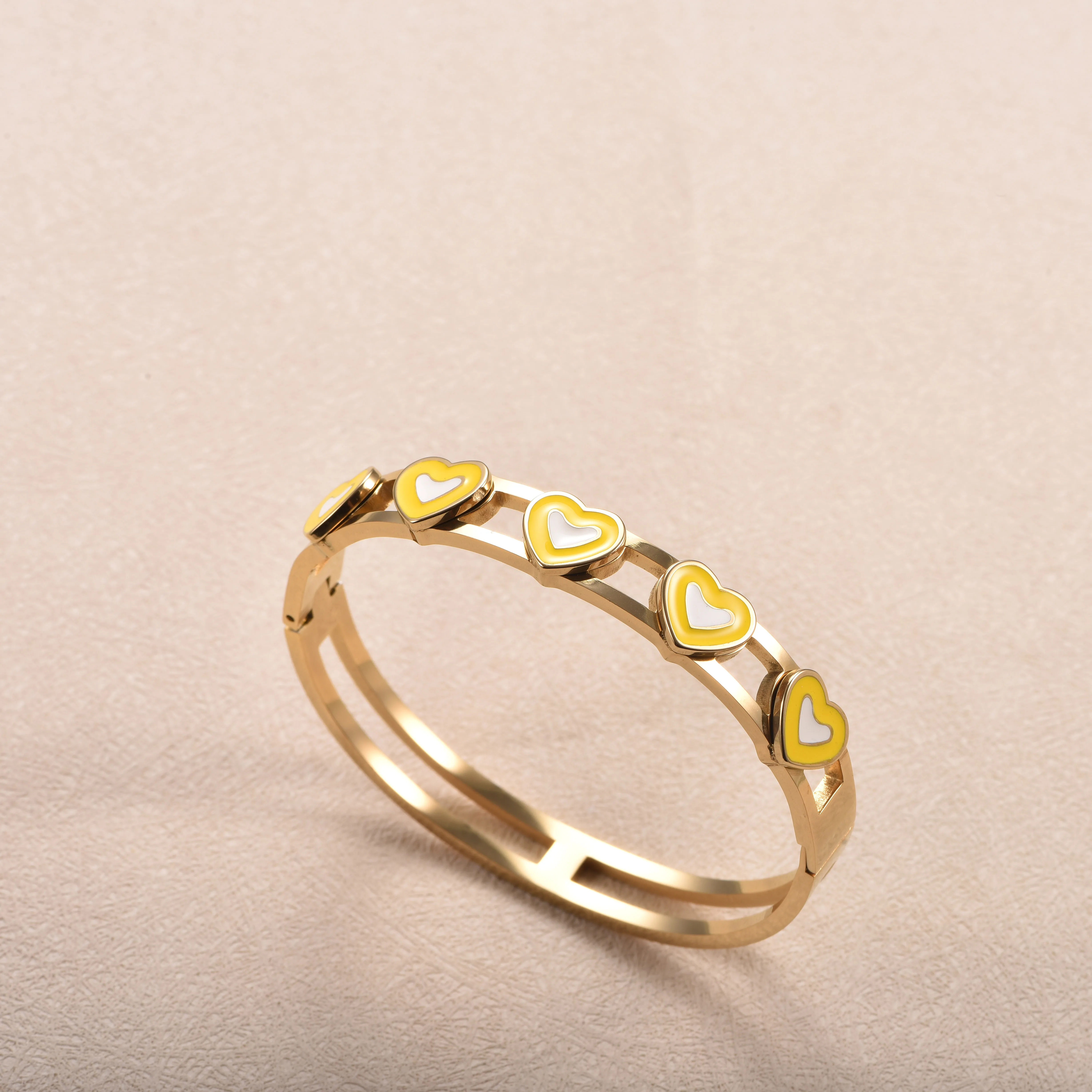 18K vergoldeter Edelstahl-Armreif für Damen, hohles, doppellagiges Emaille-Herz-Manschettenarmband, wasserdichter Schmuck, Geschenk – Detail 1