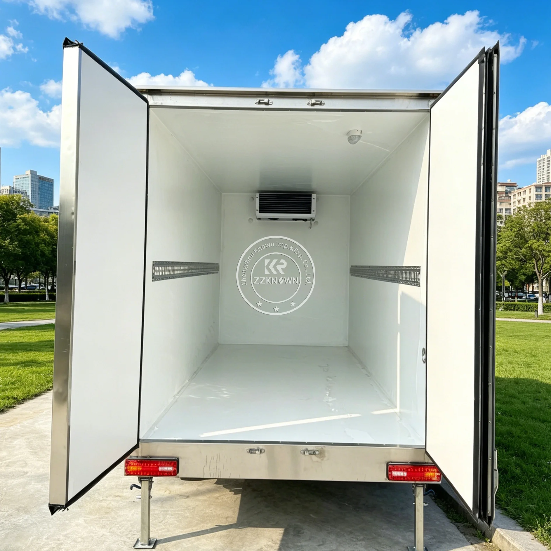 Heavy Duty Refrigerated Truck Industrial Reefer Truck Efficient Cold Chain Freezer Transport Trailer  For Food Storage