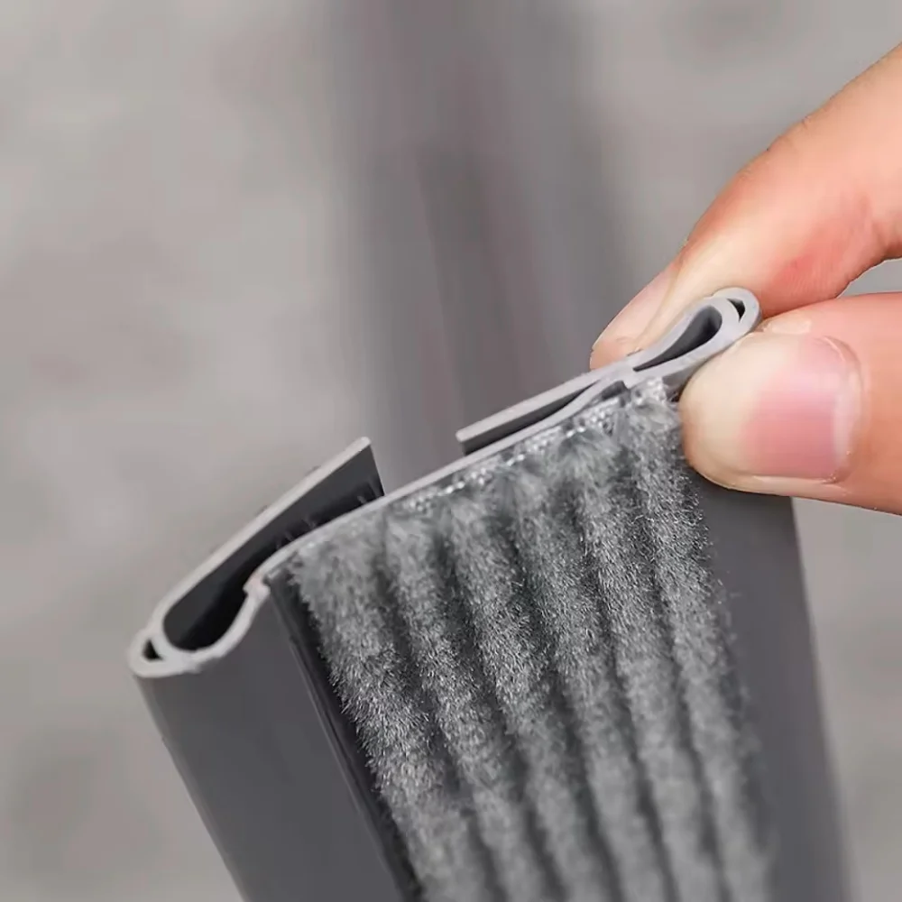 แถบปิดช่องว่างใต้ประตูห้องนอนกันเสียง ขนาด 36.61 นิ้ว x 3.15 นิ้ว 1 ชิ้น  วัสดุ PVC ป้องกันแมลงและลมเข้า ติดตั้งง่ายด้วยกาวในตัว