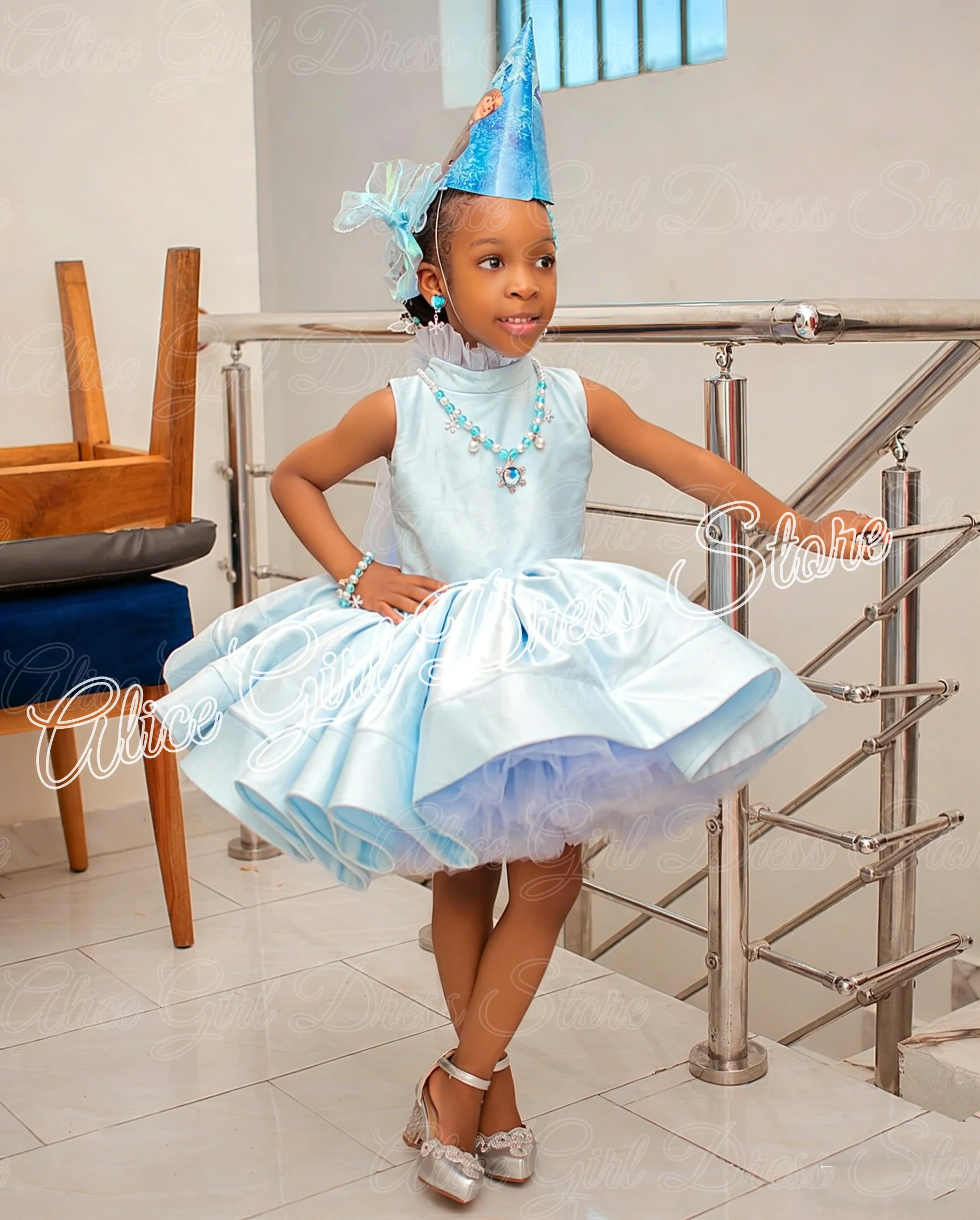 Maßgeschneidertes hellblaues Satin-Blumenmädchenkleid für die Hochzeit, knielanges Ballkleid für Mädchen zum Geburtstag, ärmellose Erstkommunionkleider