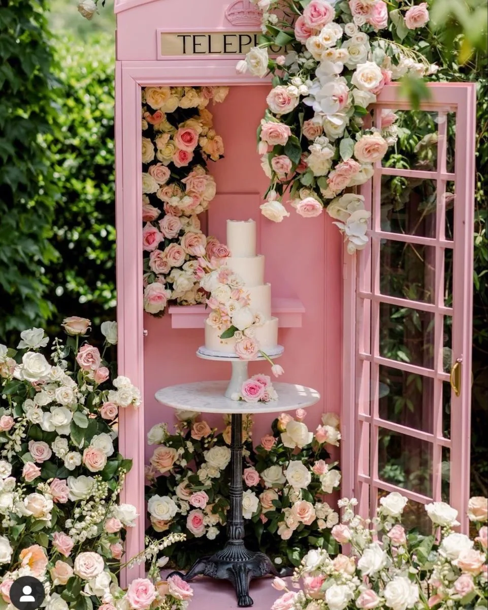Hot Selling Decoration Antique British Style Telephone Booth Set Includes Post Box Fingerpost Bench for