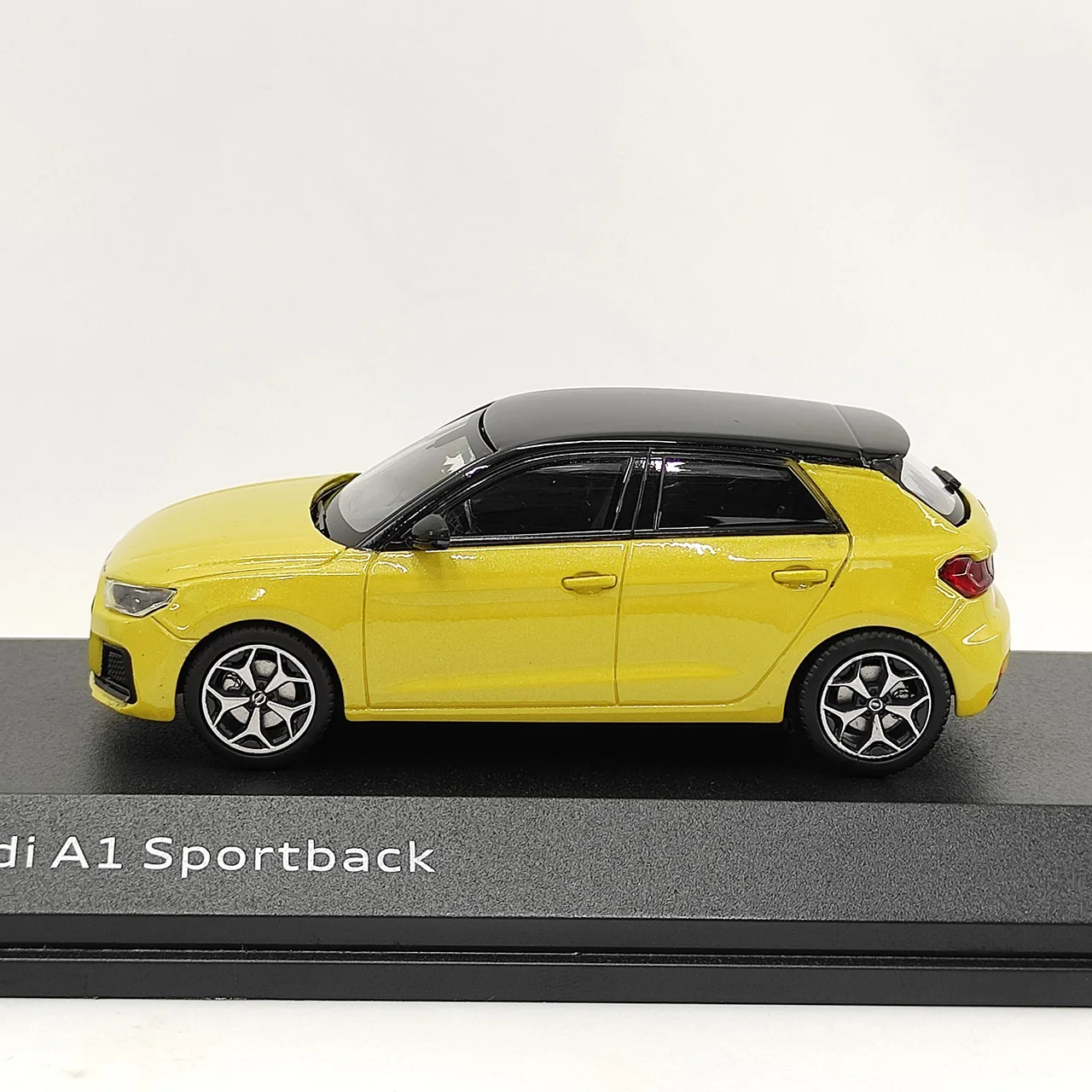 불량 다이캐스트 1:43 스케일 아우디 A1 스포츠백 스포티 옐로우 합금 자동차 모형 수집용 장난감 선물 기념품 장식품
