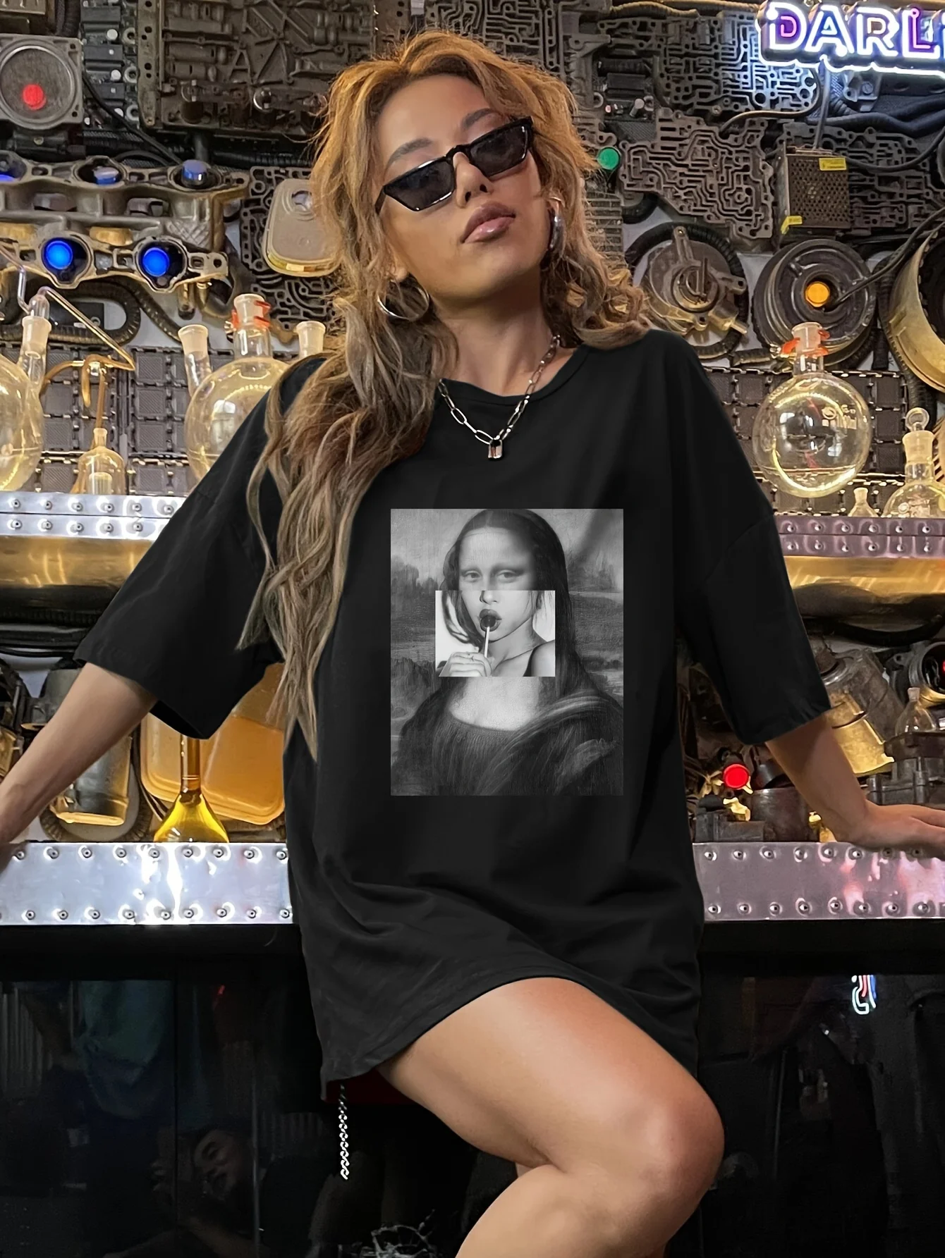 

Женская повседневная футболка с коротким рукавом и художественным принтом Моны Лизы — свободный крой с круглым вырезом, эластичная ткань среднего размера, машина