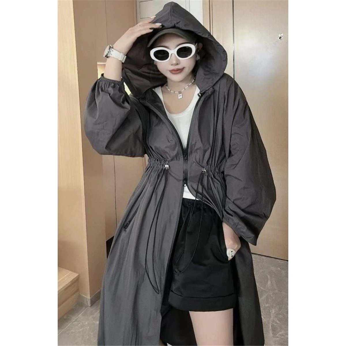 

Новая женская ультратонкая легкая летняя куртка с защитой от солнца, с капюшоном, на шнурке, утягивающая талию, модная, свободного кроя