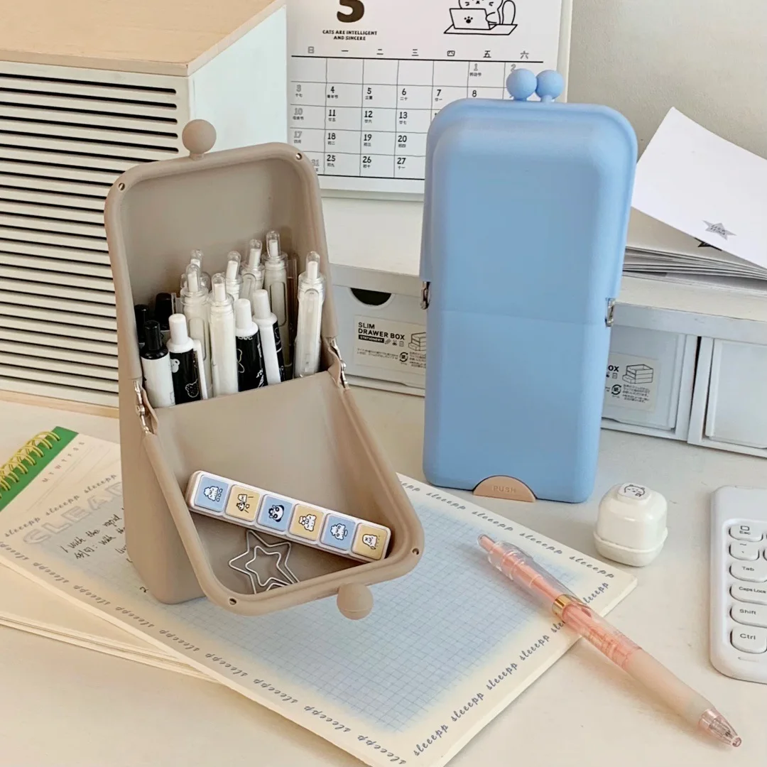 1 Piece Personalized Custom Name English Silicone Stress-Relief Stationery Box, Waterproof and Easy-To-Clean Flip-Top Pen Case for Students, Multifunctional Makeup Brush Storage Bag, Multifunctional Silicone Vertical Pen Case, Stationery Storage Box, Can Be Used as a Stand, Can Also Be Used as a Makeup Bag or Cosmetic Storage Bag, Stylish Portable Pen Case