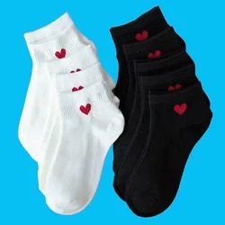 Cute Love Heart Meias de faculdade para mulheres de baixo tubo, meias de algodão de alta qualidade, preto e branco, 5 pares, 10 pares, primavera