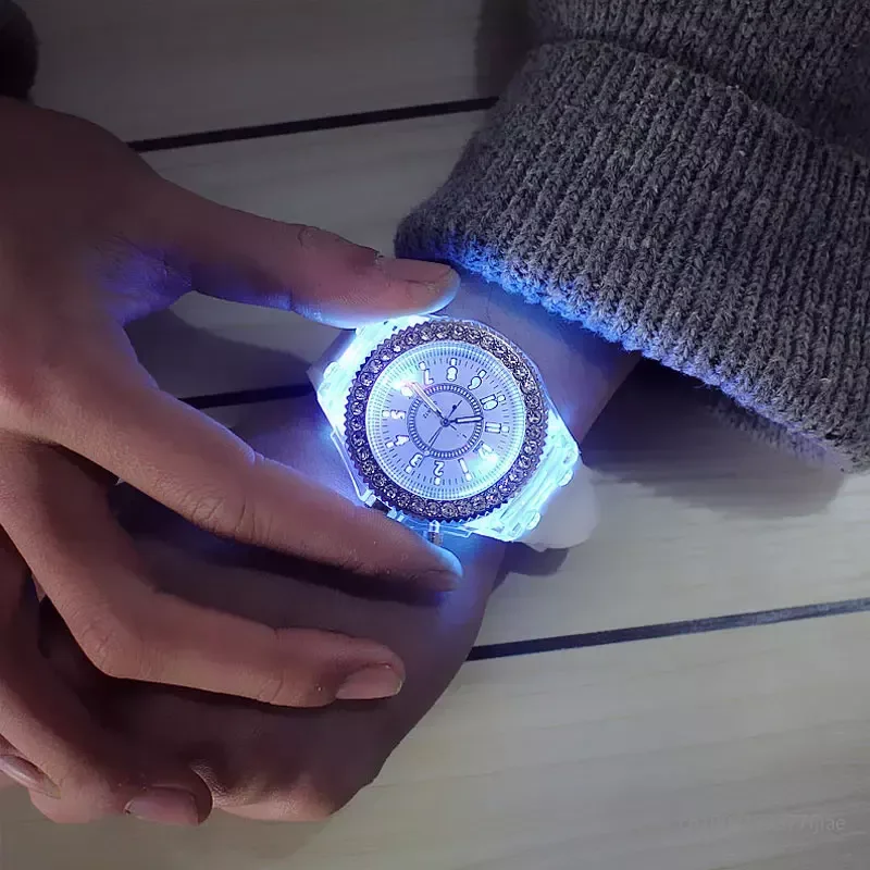 นาฬิกาข้อมือผู้หญิงแบบมีไฟสไตล์ฮาราจูกุเทรนด์ Jam Tangan LED ประดับพลอยเทียมแวววาวแวววาวสำหรับนักเรียนคู่รักผู้หญิงผู้ชาย