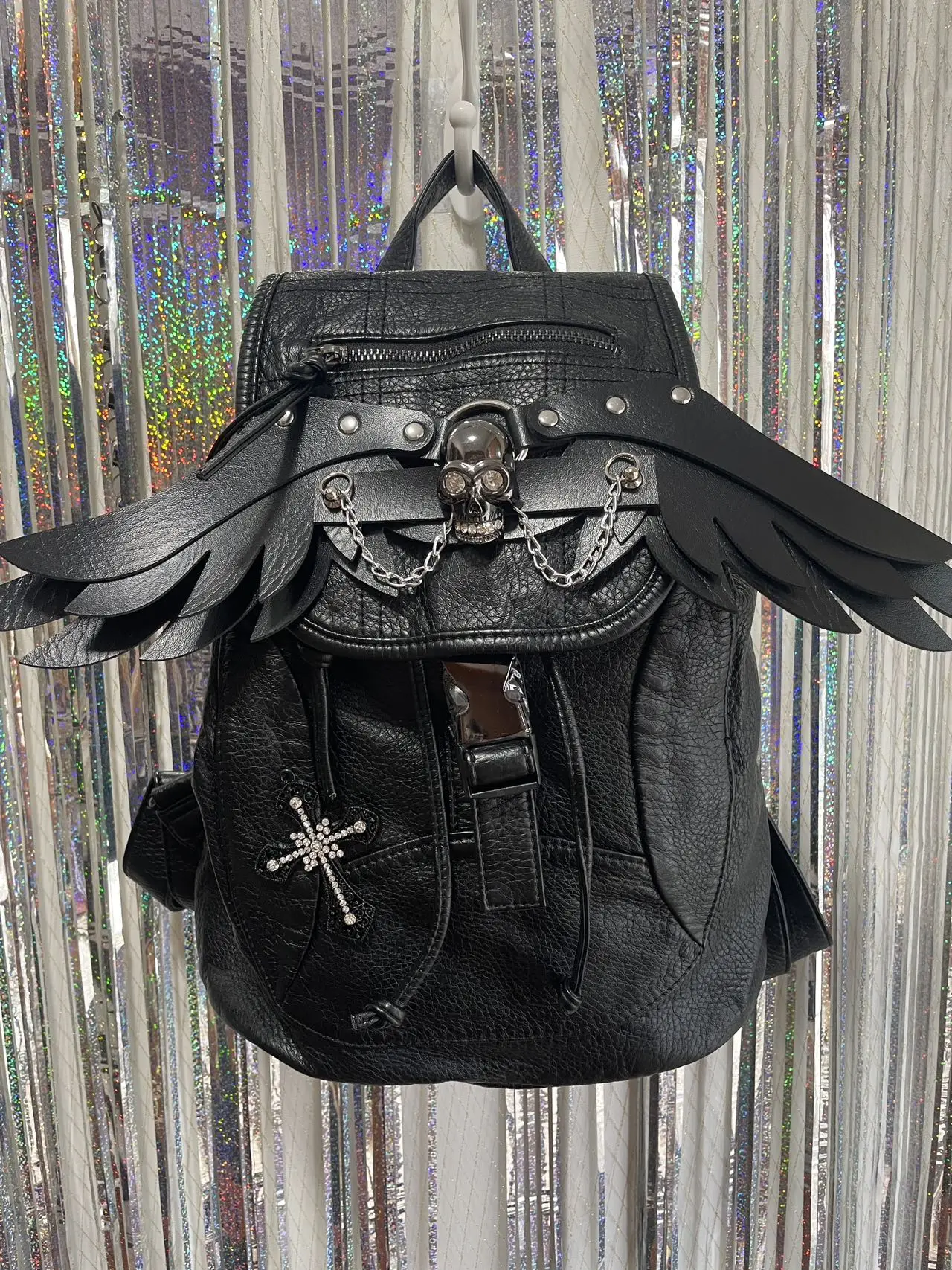 Gothic Wing Skull Backpack Y2K Punk Black Faux Leather Backpack Rhinestone Cross Chain Rivet Alt Dark Streetwear Daypack