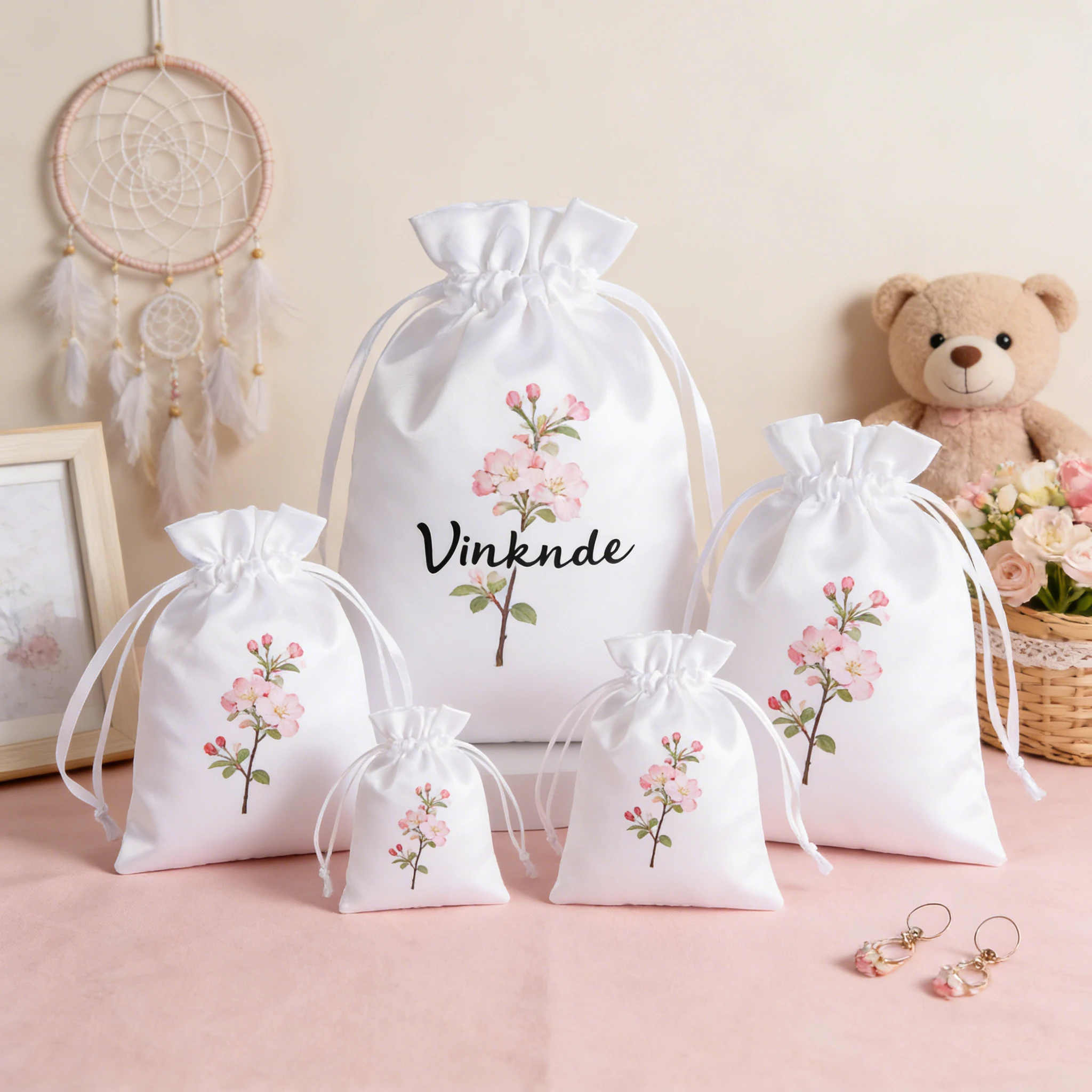 

50 шт./лот, белые подарочные мешочки для ювелирных изделий с индивидуальным логотипом, персонализированные шелковые атласные мешочки на шнурке, портативные дорожные свадебные карманные сумочки