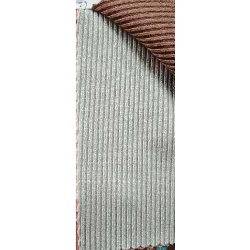 Sommerliches Damen-Set, bestehend aus einem trägerlosen Oberteil und einer kurzen Hose, zweiteilig, geripptes Strickoberteil mit seitlichem Schlitz, figurbetonte kurze Hose, passendes Outfit, Dropshipping. – Detail 10