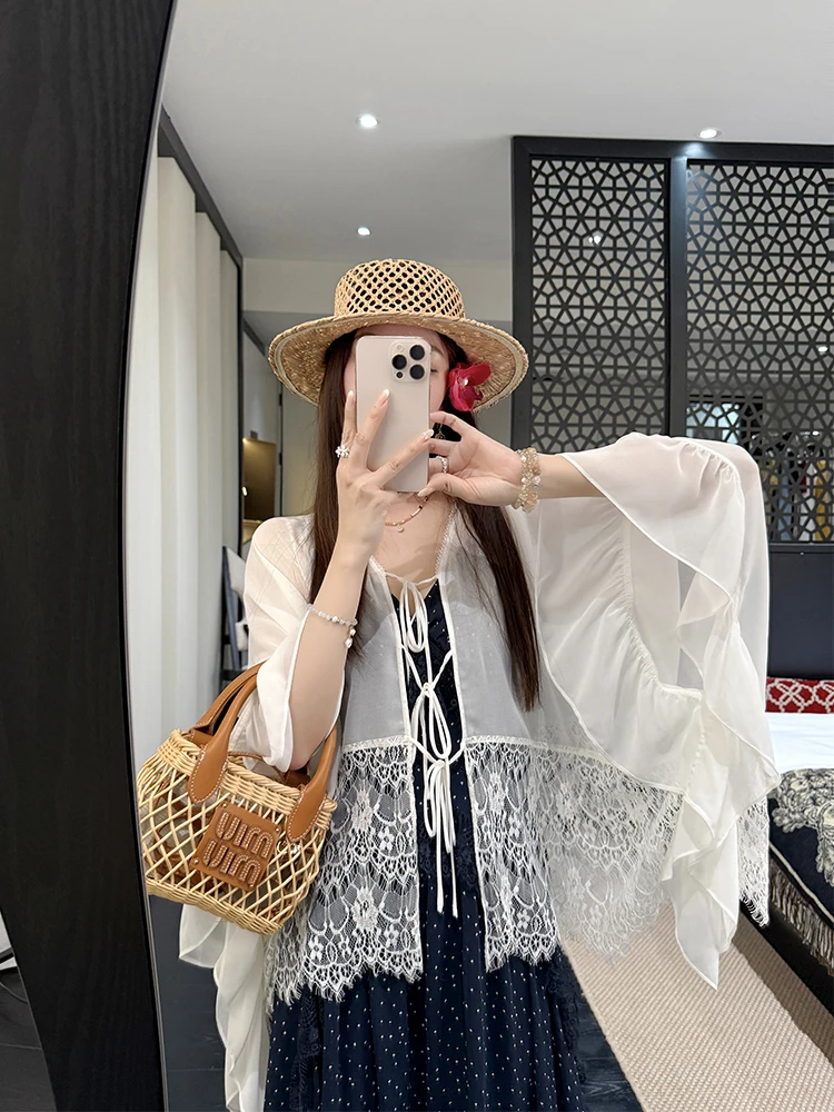 

Белый кардиган с кружевными вставками и открытыми плечами, свободного кроя, с рукавами-колокол, V-образный вырез, лето 2025, женский, для повседневной носки, мягкий, с эффектом фильтрации