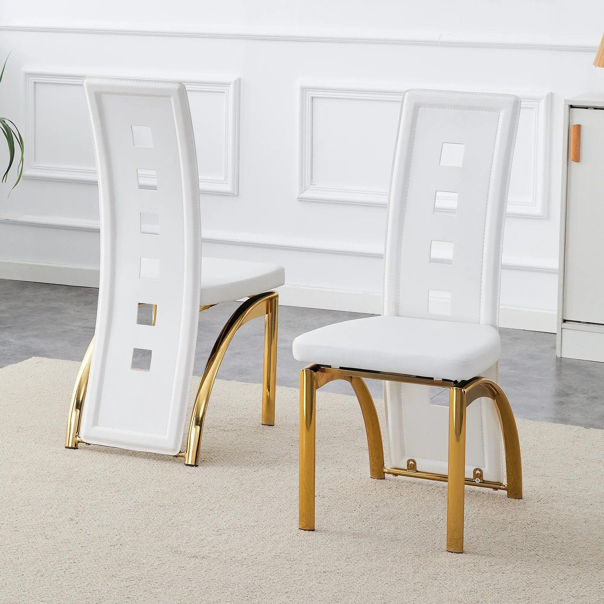 [Set da 2] Sedie da pranzo dal design europeo, con struttura traforata, rivestimento in pelle sintetica bianca opaca e gambe in metallo dorato lucido,