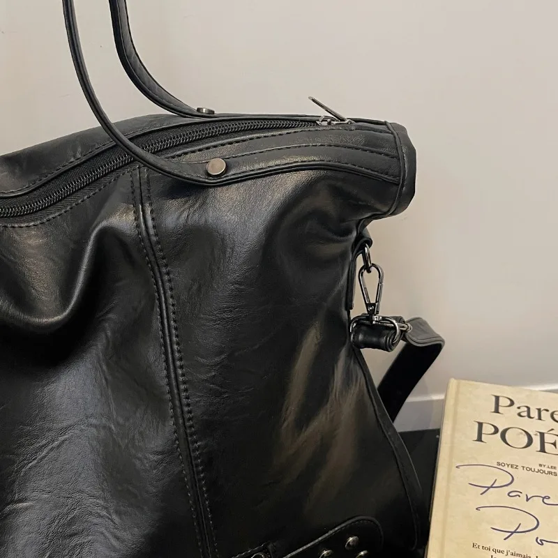 Damen-Handtasche mit Nieten- und Quastenverzierung, Weiche PU-Leder Schultertasche, Große Umhängetasche für den Alltag – Detail 19