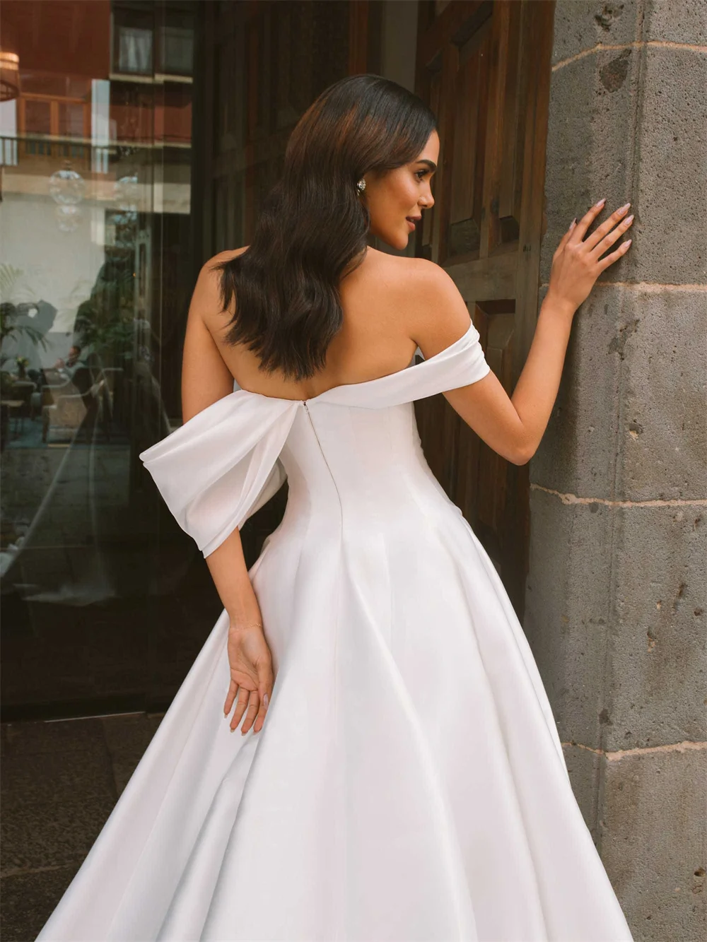 Abiti da sposa a-line in raso Abiti da sposa con spalle scoperte Backless Sweetheart personalizzato Vestido De Noiva Senza maniche Robe De Mariée