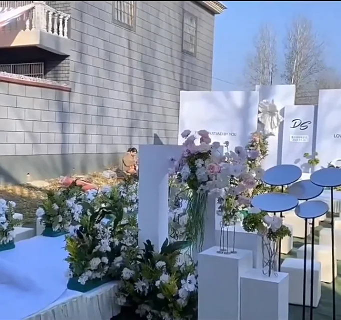 

Свадебный реквизит, иллюзорное зеркальное отражение, кованый диск, дорожное руководство, газон, свадебная сцена, украшения и украшения
