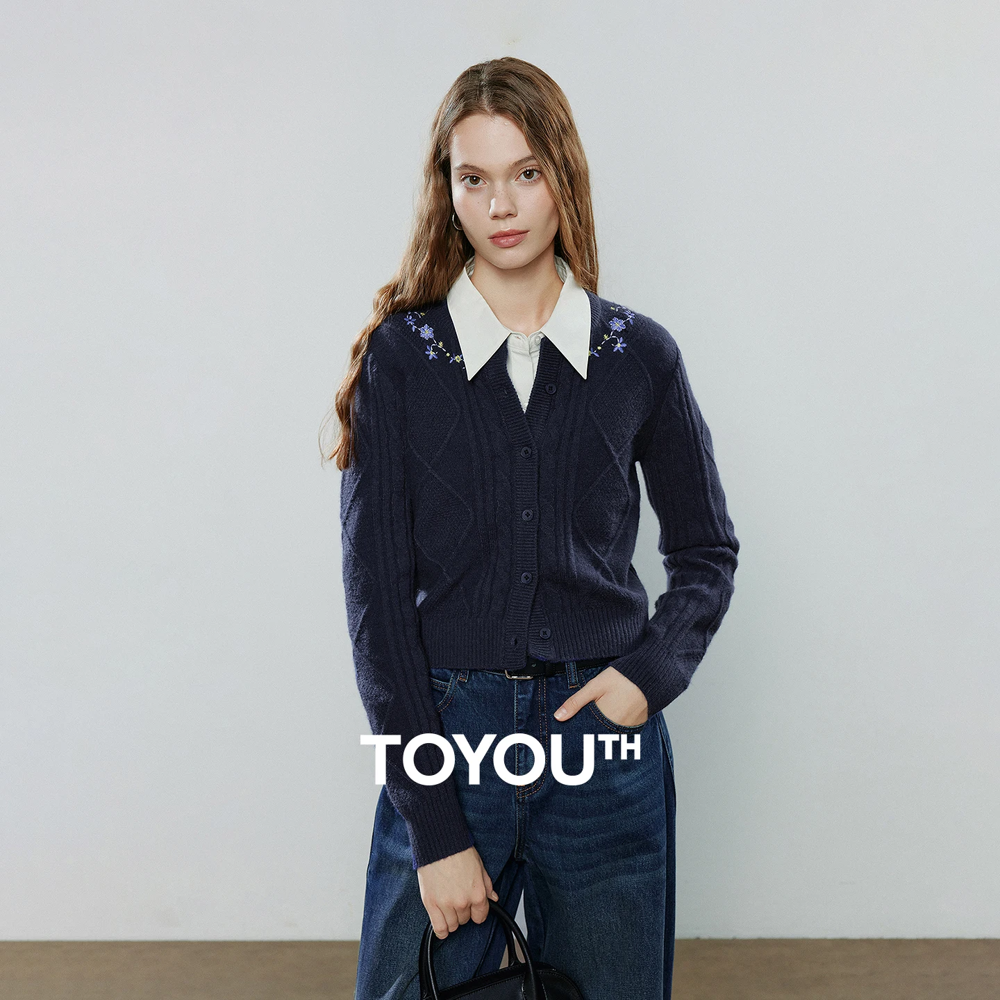 เสื้อคาร์ดิแกนถักลายดอกไม้สไตล์เรโทรลายอาร์ไกล์สำหรับผู้หญิง TOYOUTH คอลเลคชั่นฤดูหนาว 2025