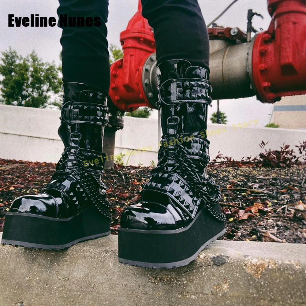 

Мотоциклетные ботинки на платформе с заклепками и металлической цепочкой, мотоциклетные сапоги на танкетке с круглым носком, на шнуровке, в стиле пэчворк, пара до колена, тренд в темном стиле панк 2026