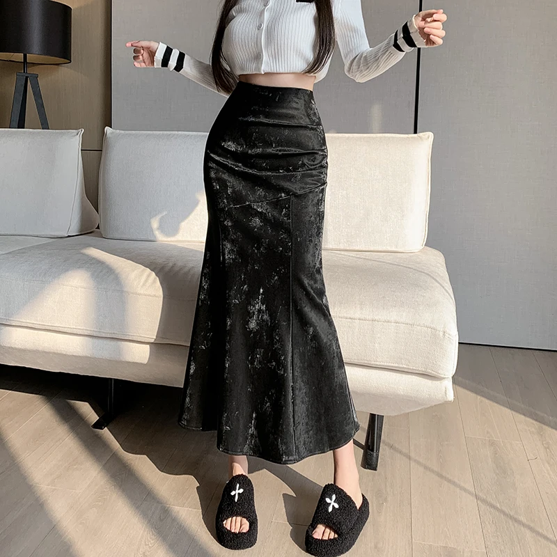 2023 Autumn/Winter Slim Pleated Sexy Wrapped Hip Skirt Mid length Dark Flower Leather Skirt Half length Skirt Fishtail Skirt