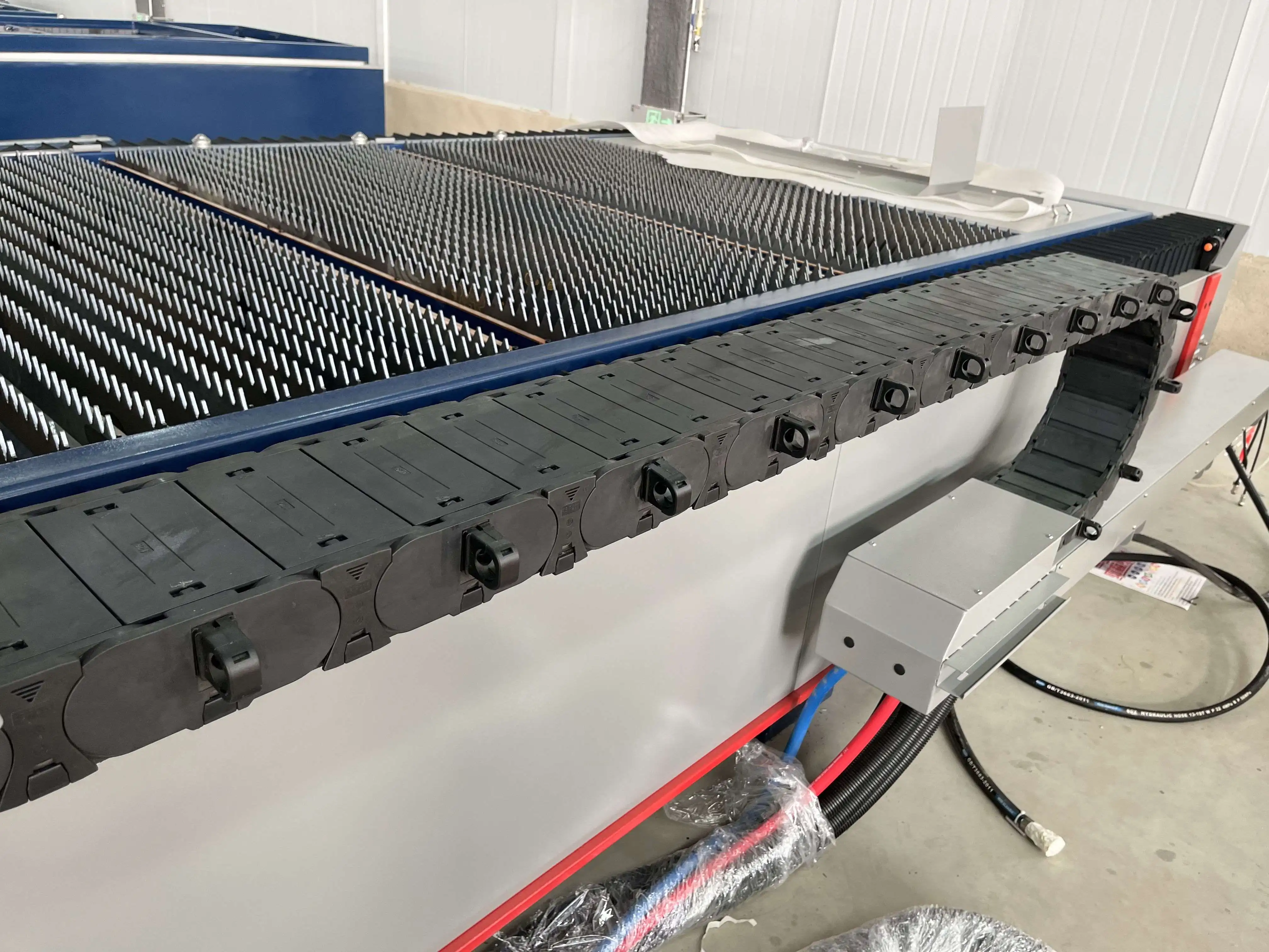 

3015 Профессиональный волоконный лазерный резак с ЧПУ с автоматической системой обнаружения материалов и интеллектуальным программинанием