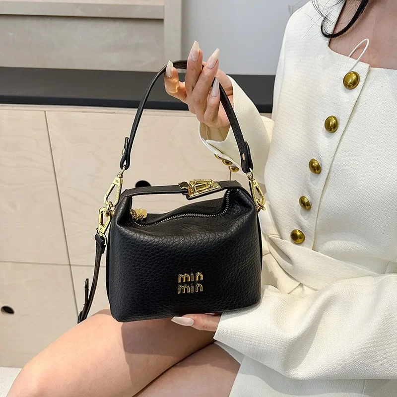 Elegant Women Luxury Leather Fashion Crossbody Bag High End Designer Shoulder Tote Handbag For Modern Urban Daily Lifestyle Wear